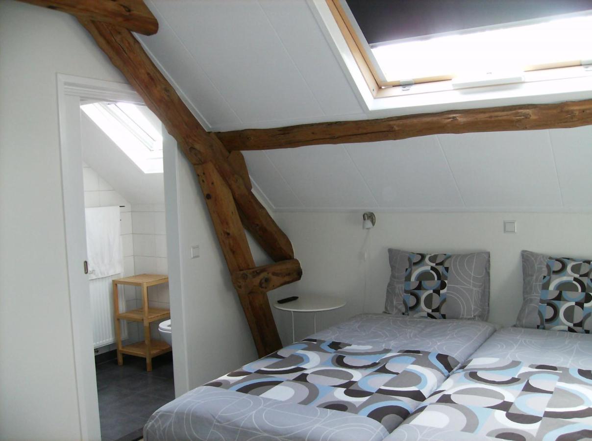Tweepersoonskamer met 2 Aparte Bedden en Eigen Badkamer